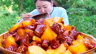 Xiaoyu made a braised beef to eat  braised to rake and tender  and served with potatoes with flour
