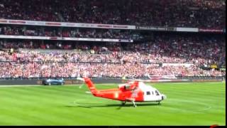 futbolista Dirk Kuyt hizo aparición en helicóptero en su presentación con el Feyenoord [VIDEO]