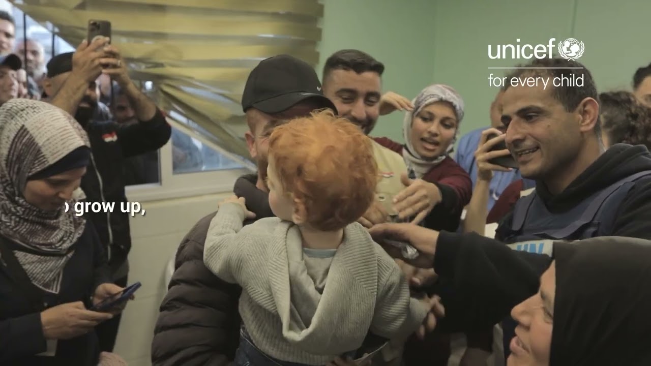 Babys, die vor zwei Jahren aus dem Gazastreifen evakuiert worden waren, kehrten zu ihren überglücklichen Eltern zurück