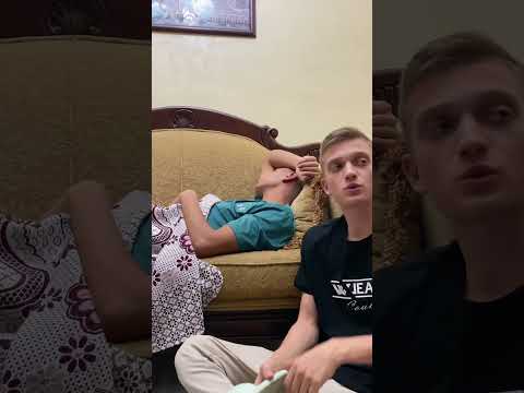 لما تنام عند صاحبك وتصحى قبله