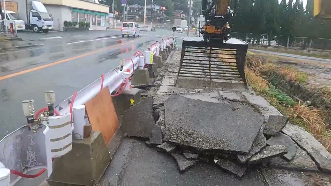 【チルトローテータ】アスファルト撤去積込