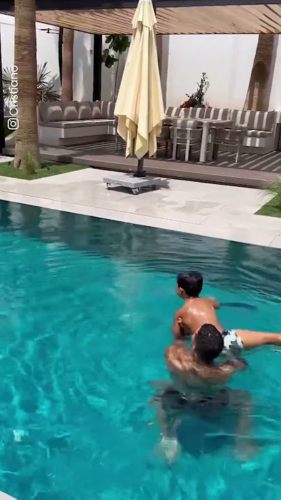 #Shorts Cristiano Ronaldo Lempar Anak Di Kolam Renang 👀