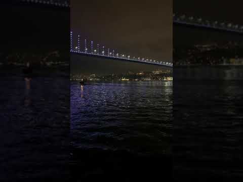 Ortaköy'de motor Boğaz Köprüsü'nün altından geçerken...