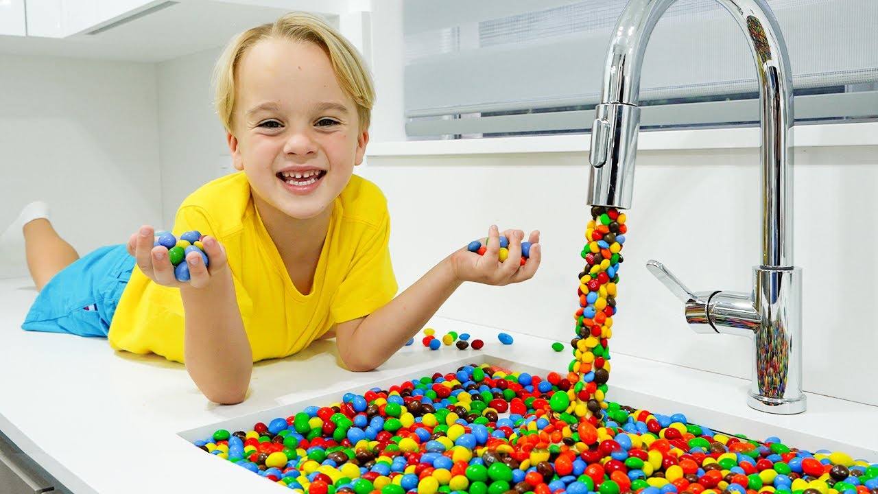 Крис играет с Волшебным краном и игрушками