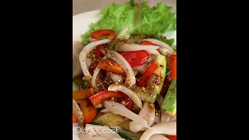 Тёплый салат с кальмарами и овощами