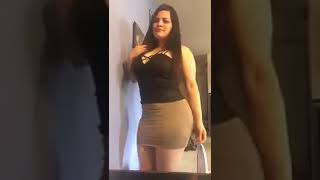 Chica en sexy minifalda ajustada