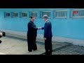 Momen Bersejarah Kim Jong-un dan Moon Jae-in Berjabat Tangan