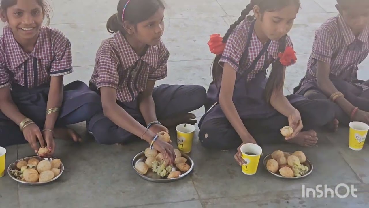 स्वर्गीय माताजी की पुण्यतिथि पर वनवासी विस्तार की स्कूल केशरपुरा गुजरातमे दस हजार पानीपुरी खिलाई 