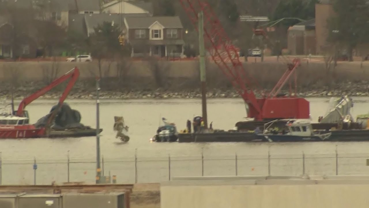 Plane Crash | Crews recover wreckage from Potomac River after deadly ...