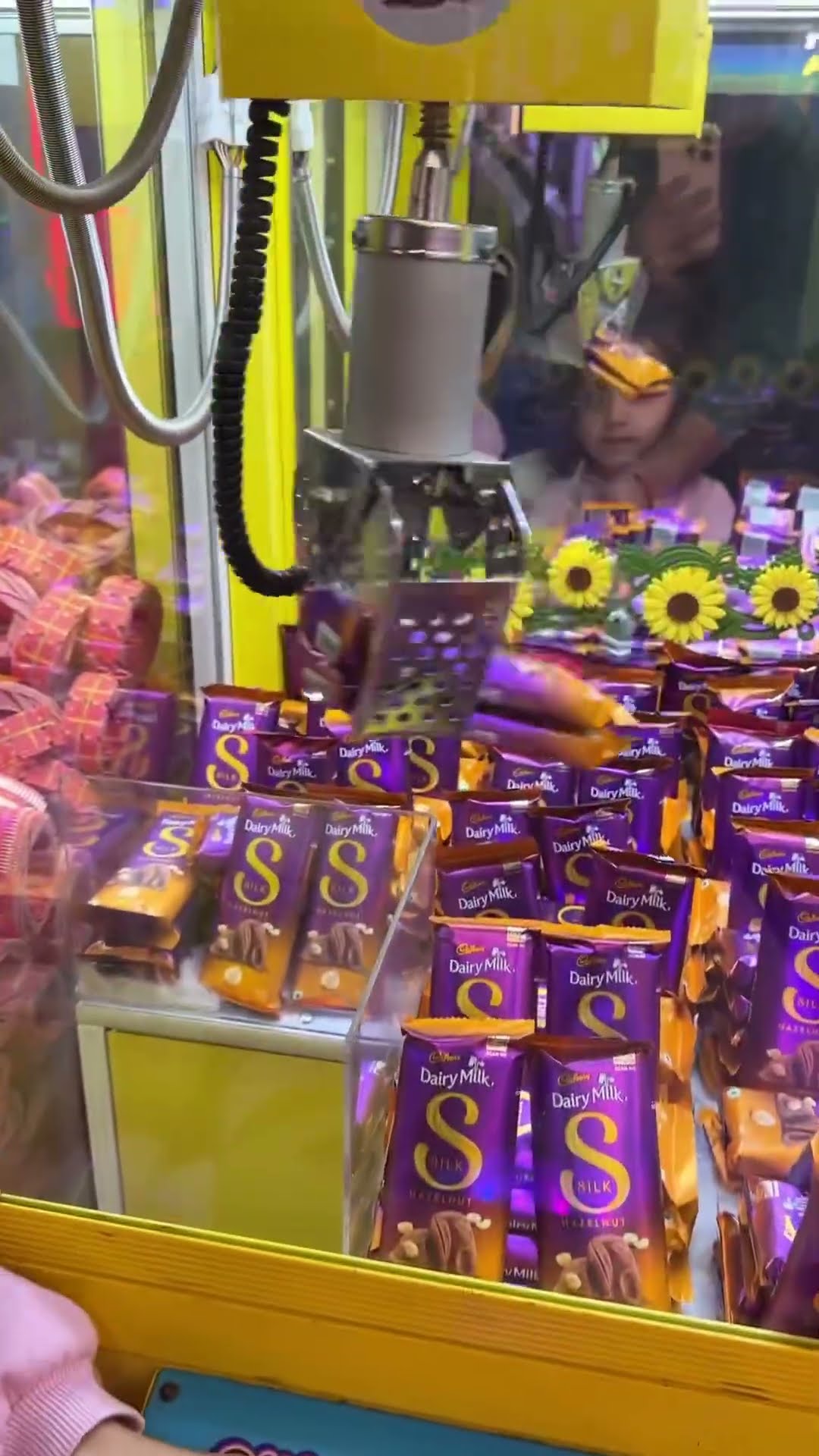OMG Tinku Ne 2 chocolate Ek Sath Nikal Di ???