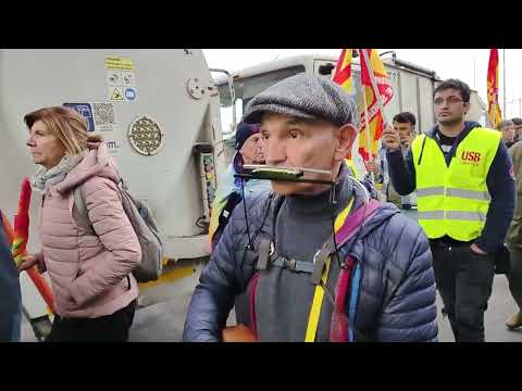 Anticapitalista guitar in a port workers' strike in Genova