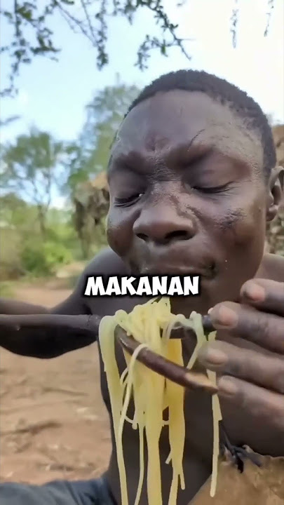 Suku Hadzabe nyobain makan mie untuk pertama kalinya #shorts