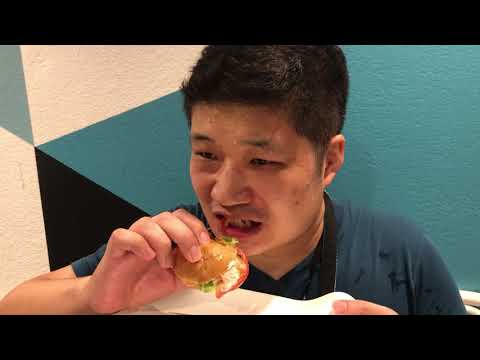 世界一臭い「シュールストレミング」のハンバーガーを食べてみた