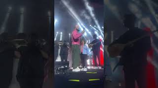 Berkay Şahinin kızı konser sahnesine çıktı. Resimi