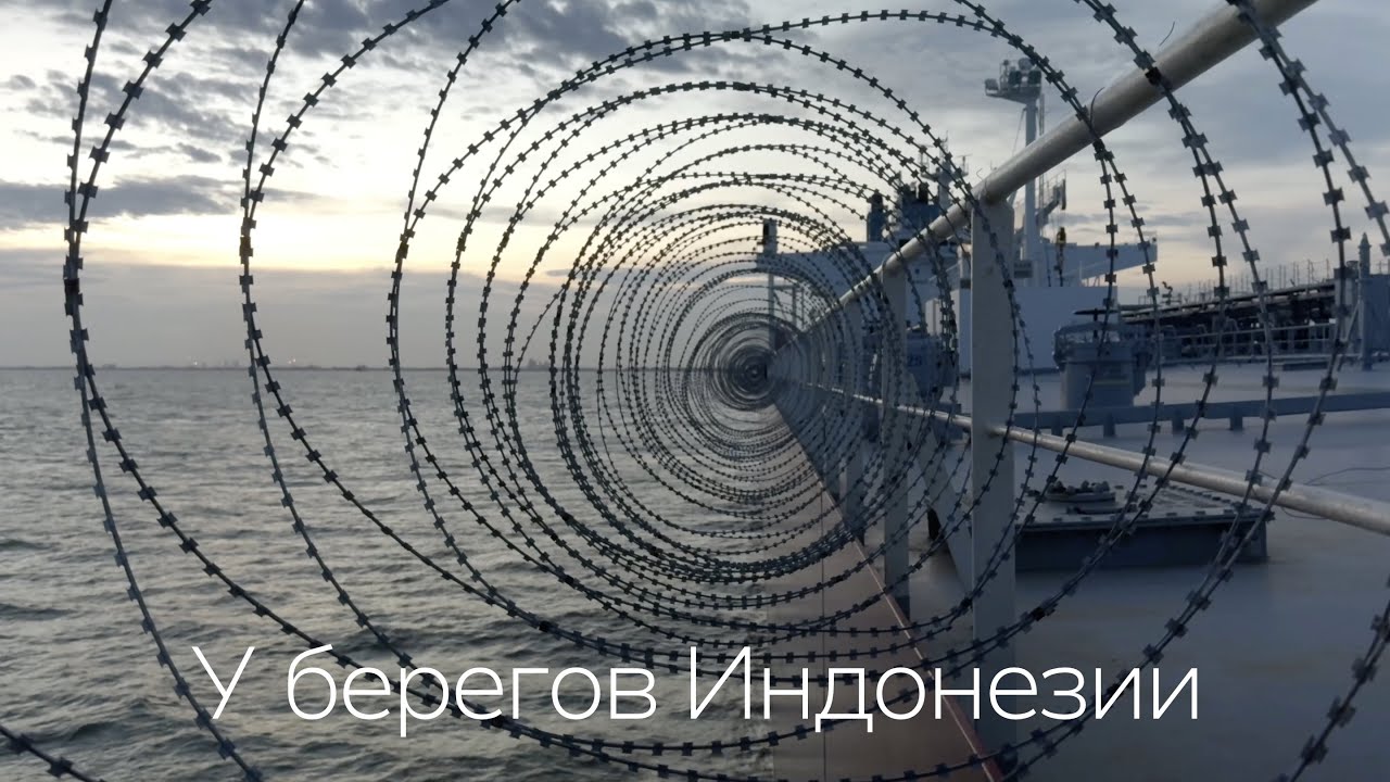 Стоянка под дождём: машинные работы и рыбаки у борта