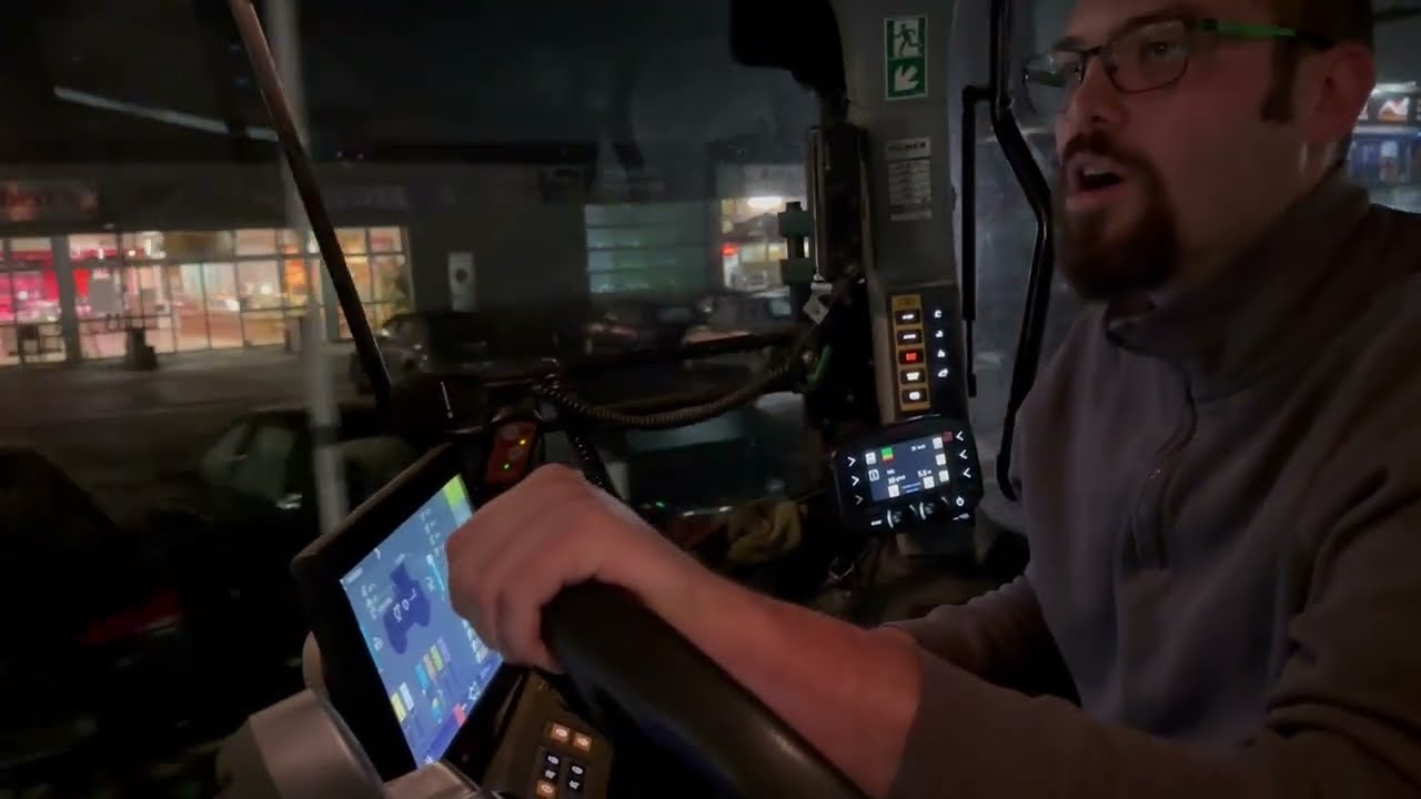 Durch enge Straßen mit dem Streudienst #winterdienst #lkwfahrer