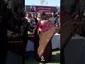 شێخی ئابووری فەرەنجی لەبەر دەکات، بۆی گەورەیە و دەڵێت: بەمەوە ببمە شوان، گورگ هەرچی مەڕە دەیخوا