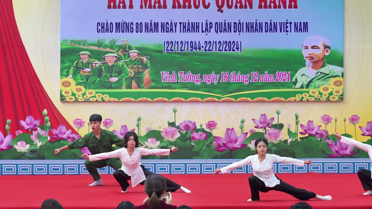 Múa: Đường lên phía trước do lớp A1K52 trường Nguyễn Viết Xuân VP biểu diễn