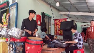 Dựng Giá Nhạc Lễ - Roi Trống Giòn Tan, Tiếng Đàn U Buồn, Làm Cho Cảnh Đám Tang Thêm Não Nề…!