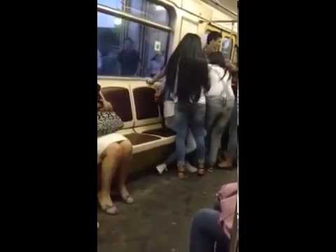 Baki metrosunda qiz ona soz atan oglani soydu