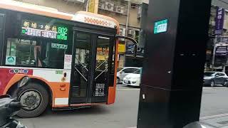 首度客運802區間車路線公車往新莊通過富國路口前十字路口