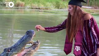 Una estudiante posa en su graduación junto a un inmenso cocodrilo Resimi