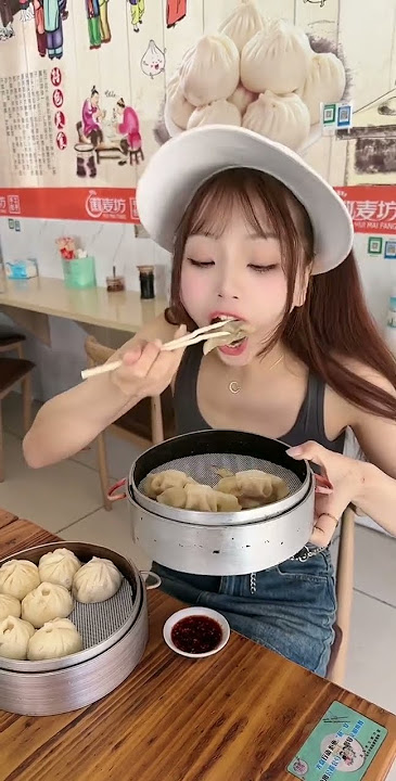 Ayo makan, dasar gadis rakus. Satu gigitan, satu pangsit?