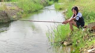Kamboçyali Güzel Kiz Gölde Balik Tutuyor
