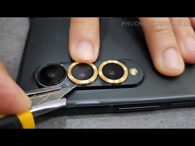 Cách tháo lens camera iPhone bám quá chặt
