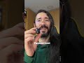 Los microfonos de solapa no se usan así
