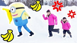 ★「ミニオンにビッグバナナ盗まれた～！」雪山で鬼ごっこ★Big banana stolen at the minion★