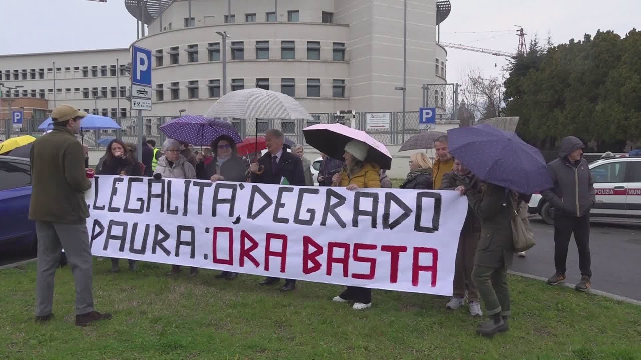 Vicofaro. Manifestazione di residenti davanti alla Prefettura