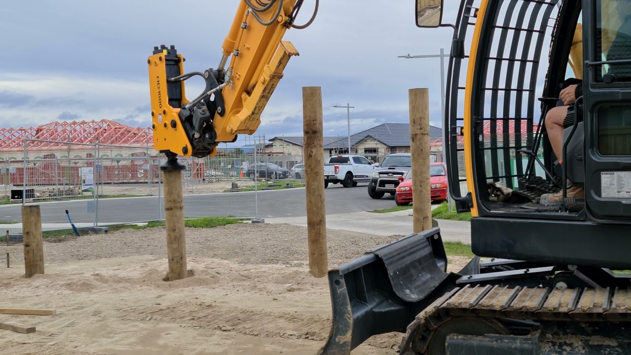 Hamilton diggers HD1000 Post driver on 13t Excavator. YouTube