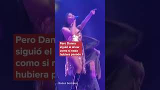 ¡No pasó nada! Danna Paola sufre caída en pleno concierto y se vuelve viral