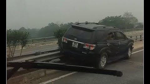 Fortuner buồn ngủ lao vào Container