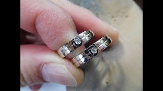 ホースシューリングの結婚指輪【pt900 鍛造】幅4mm 馬蹄の真ん中にダイヤ