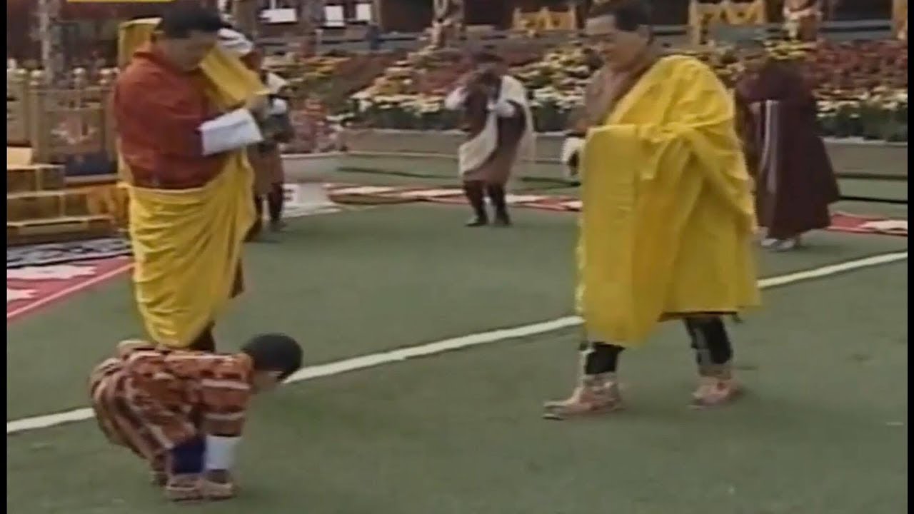 Adorable moment Gyelsay bows to K4 and Jekhenpo during 111th National Day Samtse 