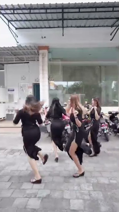 Dance Viral Tiktok Kuberlayar Di Lautan versi cewenya nih #shorts