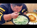 羊杂汤免费续还送烧饼，兜里就10块钱的胖哥，给年轻老板上一课！【胖猴仔】