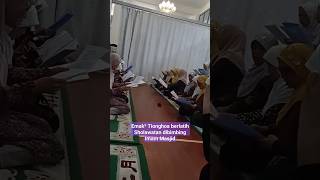 Emak² Tionghoa berlatih Sholawatan dibimbing Imam Masjid