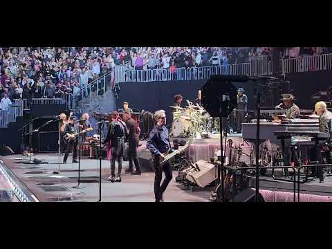 Bruce Springsteen throws guitar, hits guitar tech in head Atlanta 2/3/2023