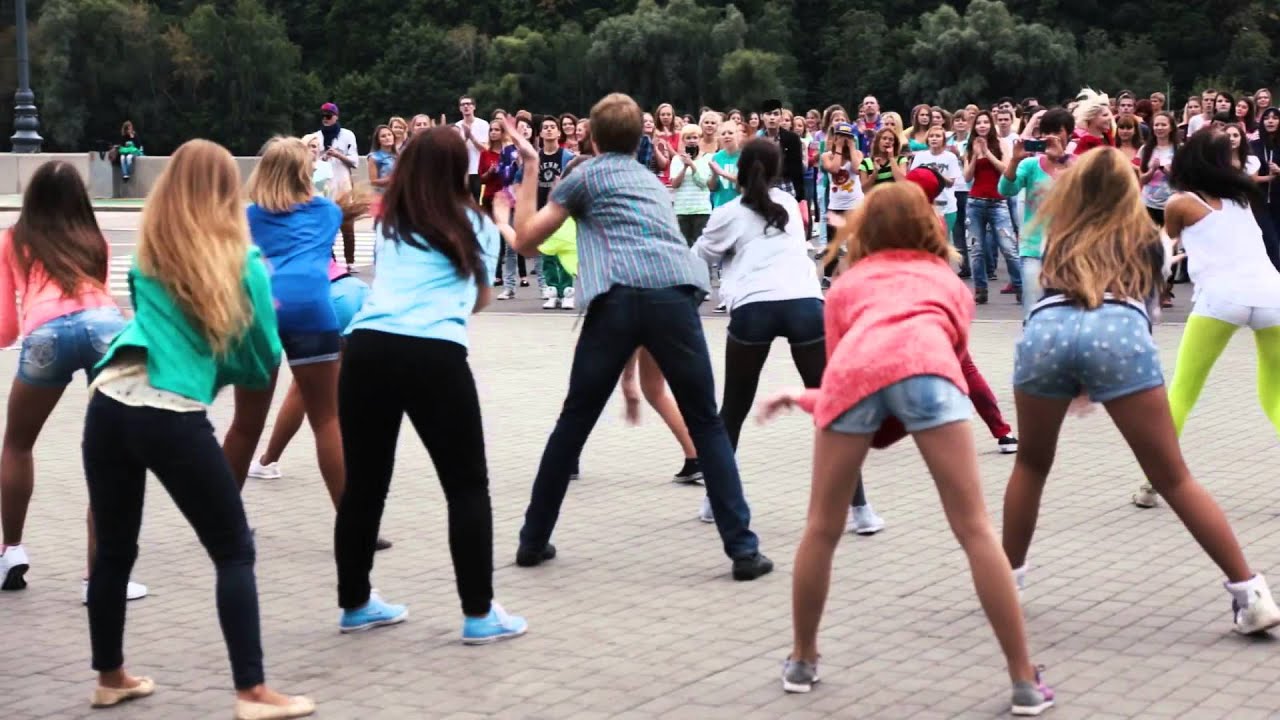 Танцевальный флэшмоб Стиляги. Флэшмоб несложный танец. Легкие движения на флэшмоб. Флешмоб в Москве видео.