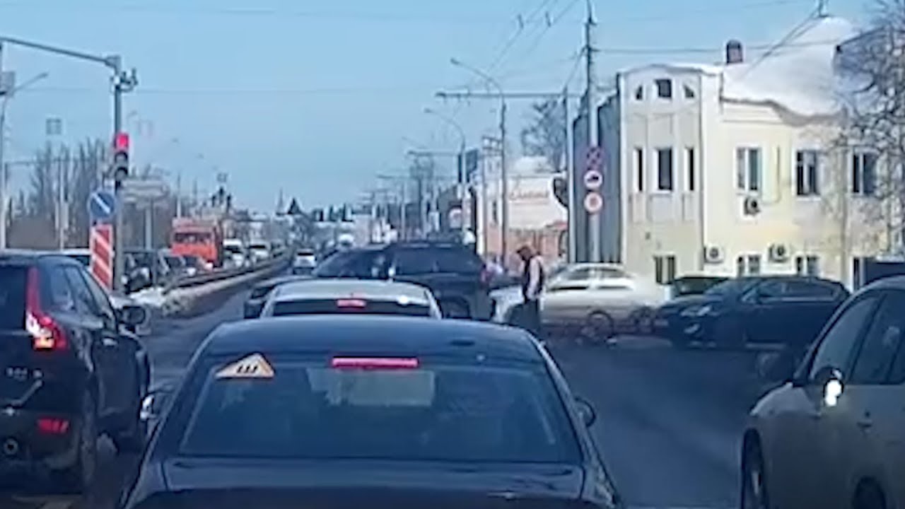 Заправщика сбила машина