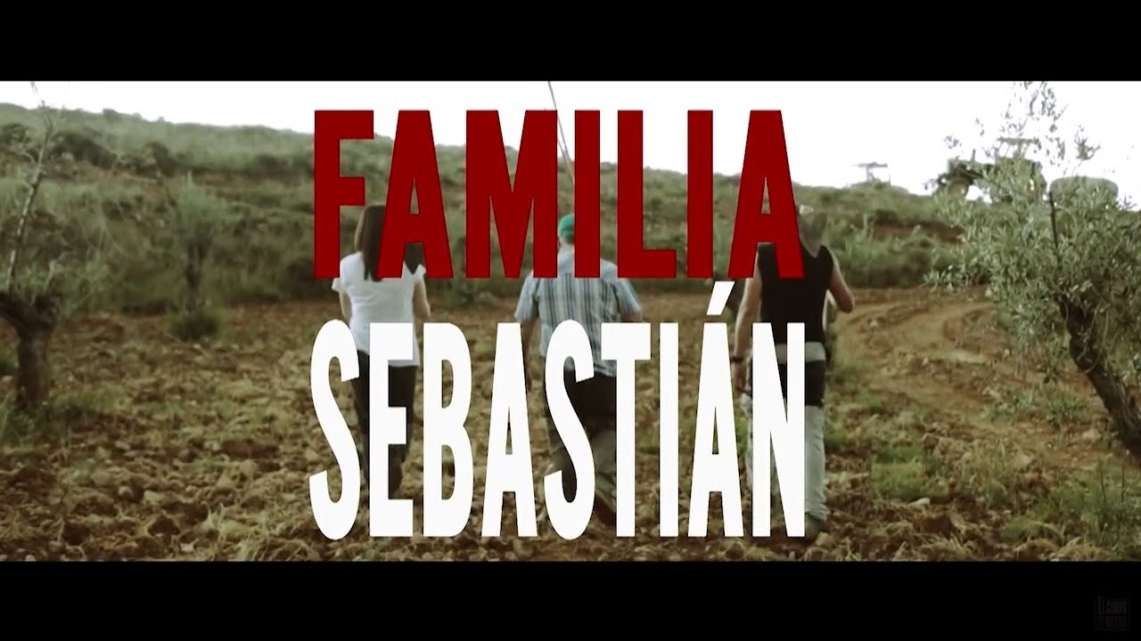 La Familia Sebastián unida plantando Olivos