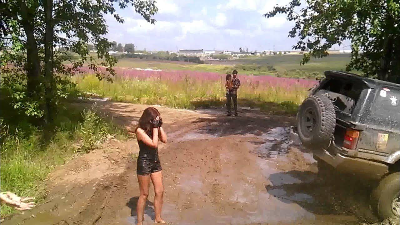 Девушки и внедорожники в грязи