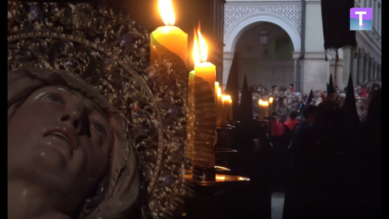 La salida de la Virgen de las Angustias en el Martes Santo de Valladolid, desde dentro