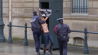 Deux Femen devant l'Elysée contre la venue de Vladimir Poutine à Paris