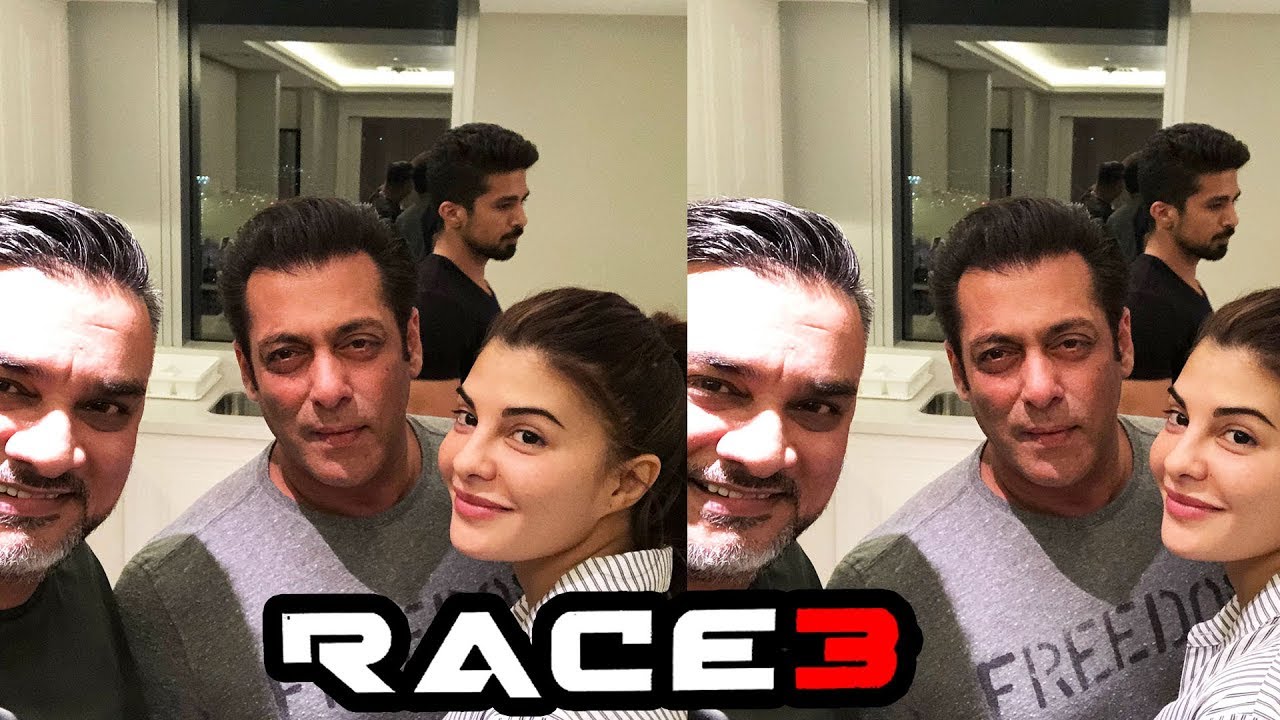 Salman Take Selfie With Jacqueline And Raza Baig @ Celebration Of 25 Years Of Splash Fashions