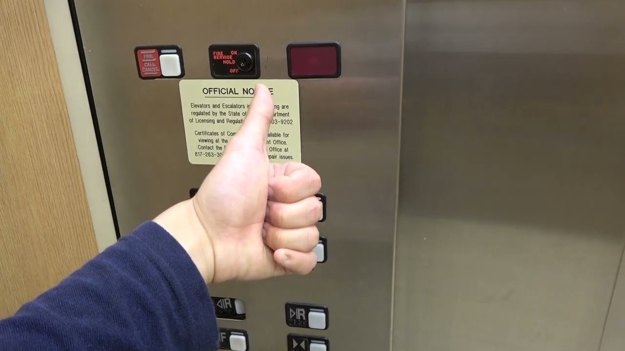 Гидравлический лифт Schindler MT в торговом центре Dillard's Men, First Colony Mall в Шугар-Ленде...