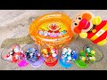 アンパンマンがプールに色んなお人形を入れるよ!人形すくいで遊ぼう!